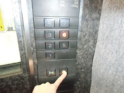 地下鉄泉中央駅からの道順9 エレベータに乗り込む