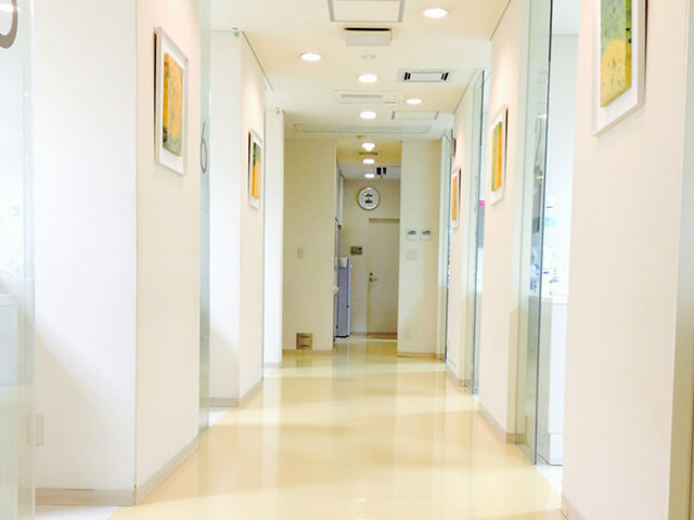 1F診療室通路