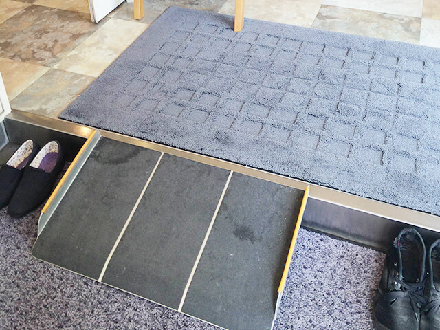 院内玄関スロープ