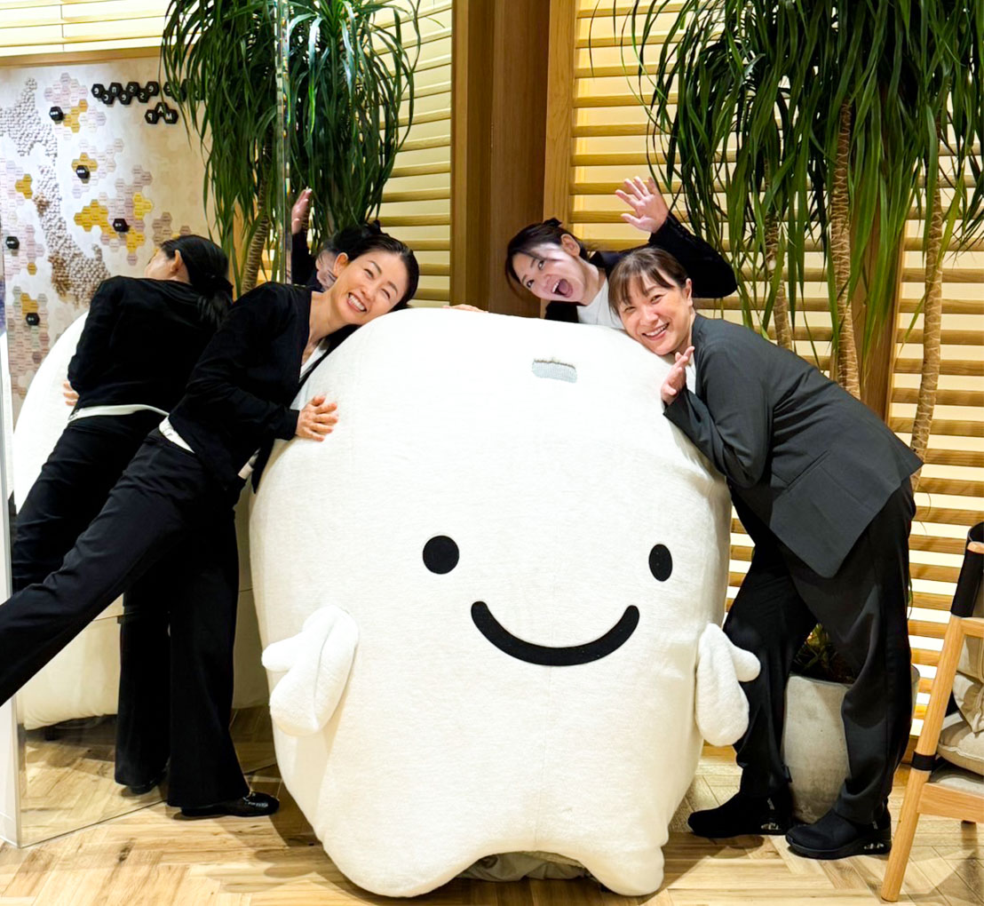 スタッフがホワイトエッセンスの本部で行われた研修会に参加しました。 はちゃんと一緒に記念撮影しました。