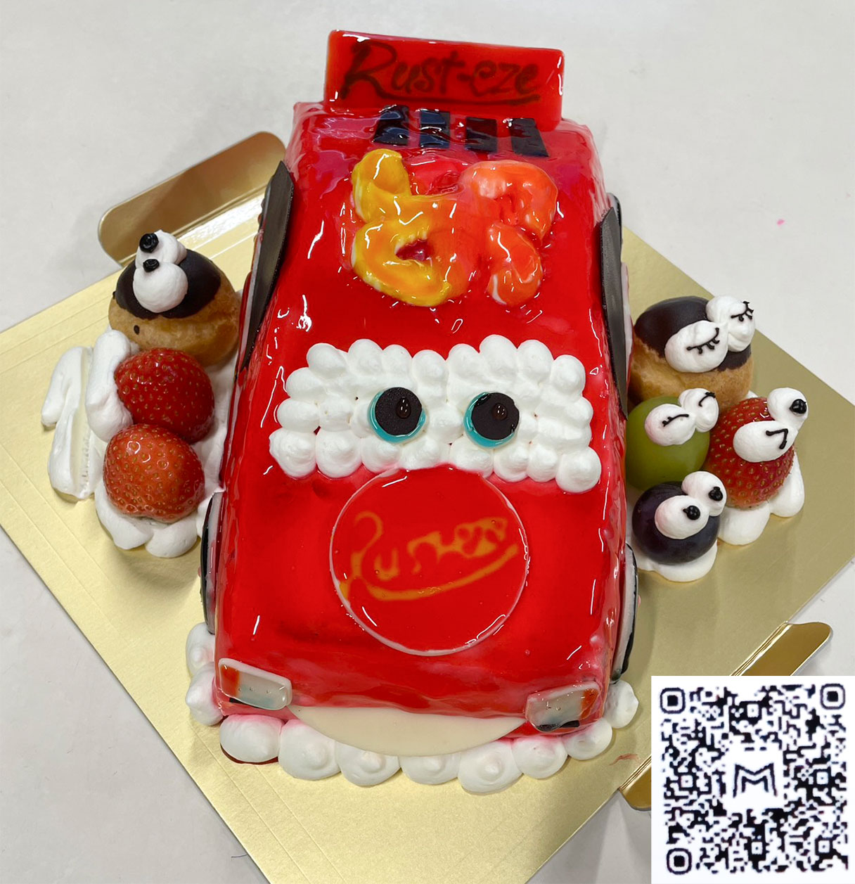 患者さんのパティシエの方からケーキを頂きました。