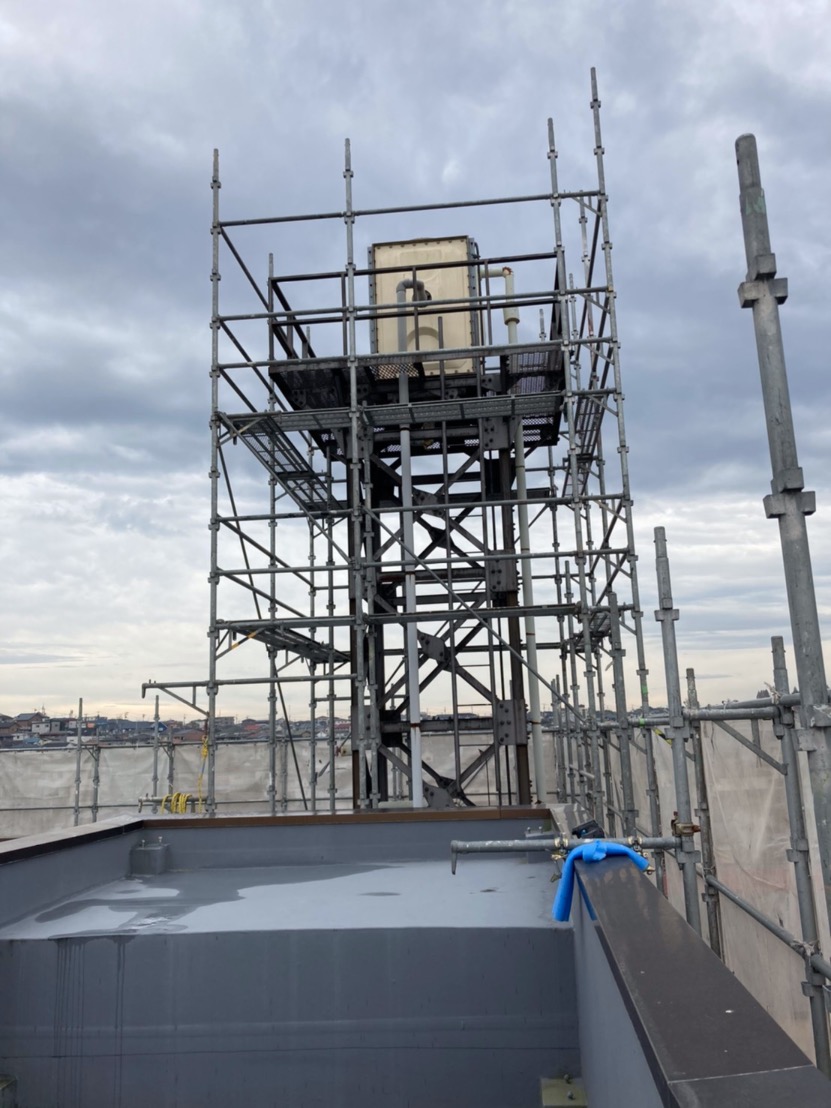 給水塔の解体工事中