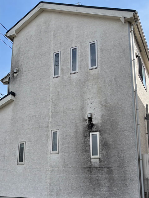 Before:購入から4年後、北側の壁に黒い雨だれ・カビが発生