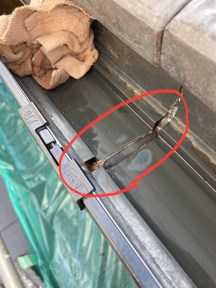 塗装時に見つけた雨樋の割れ