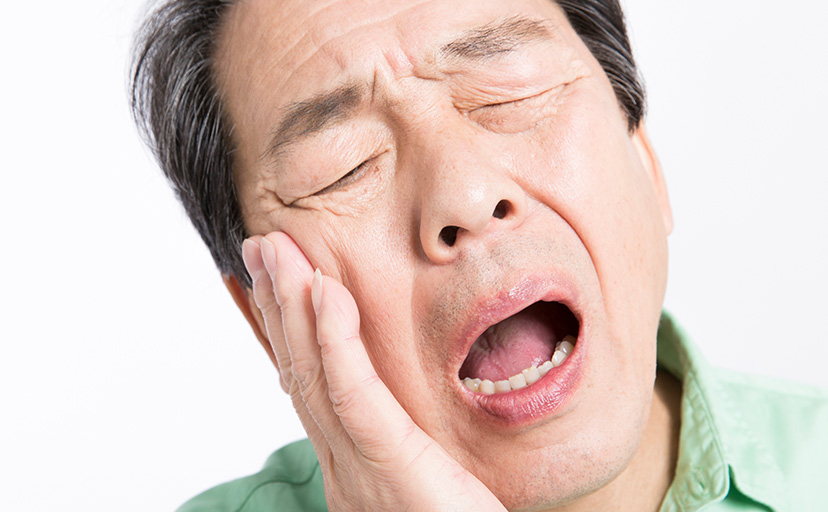 虫歯の痛みに耐える男性