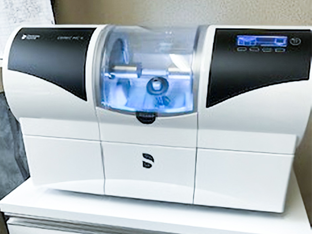 院内で精密加工できる歯科用ミリングマシン【CAM】