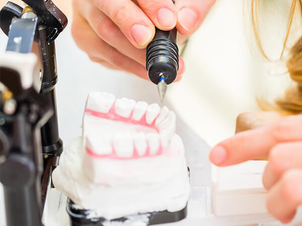 入れ歯を作るときは調整のため何度か通院して頂く必要があります。