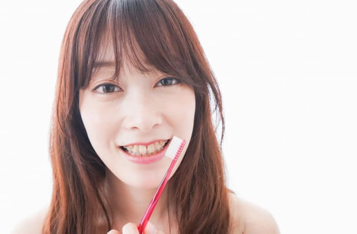 矯正中の歯磨きが難しい!ワイヤー周りの磨き方とおすすめグッズ